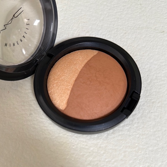 MAC Cosmetics Mineralize Skinfinish - Dark/Natural and Shimmer - Picture 1 of 3